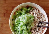 正宗牛肉饺子馅怎么做？有哪些步骤和技巧？