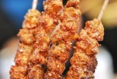 如何在烤箱里烤出嫩滑可口的羊肉串（烤箱羊肉串的制作技巧和秘诀）