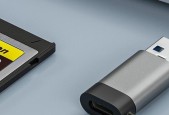 富士x100v如何取出读卡器？读卡器取出时的注意事项是什么？
