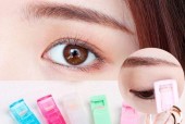 粘睫毛技巧和方法（轻松掌握贴假睫毛的秘诀）