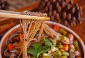 酸辣粉的制作秘籍（简单又美味的家常酸辣粉）