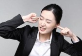 为什么我们会听到耳朵嗡嗡声（探究耳朵嗡嗡声的成因和可能的解决方法）