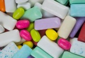 如何快速去除衣物上的口香糖残胶？有效方法有哪些？