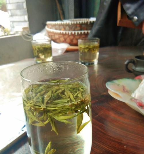 品味龙井茶的正确方法（揭秘泡龙井茶的窍门与技巧）  第1张