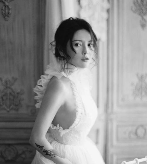 胸小如何穿出美丽的婚纱（胸小婚纱选择与搭配的关键技巧）  第3张