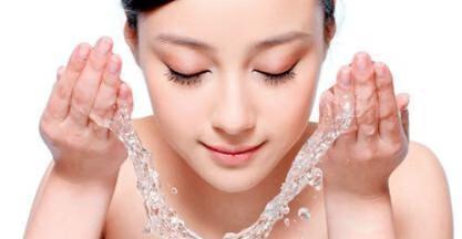 白醋洗脸美容的奇妙功效（发现你美肌的秘密武器）  第1张