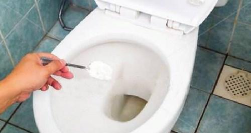 解决卫生间抽水马桶漏水的有效方法（轻松应对抽水马桶漏水问题）  第2张