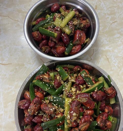 如何做出美味的蒜香小龙虾（原料选择及烹饪技巧）  第1张