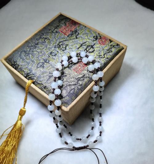 手机壳圣罗兰挂绳的系法是什么？如何系出时尚的挂绳效果？  第3张