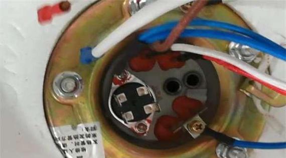 美的圆筒热水器拆卸步骤是什么？  第3张