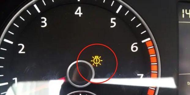 开车时显示屏亮黄灯代表什么？  第1张