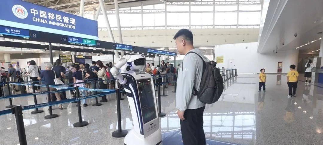 小笨智能机器人登上《新闻联播》，揭秘上合峰会天津边检的智能「巡检员」  第3张