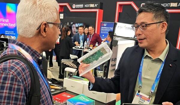 无感充电，永续续航！光翼创新全球唯一无锂电电子桌牌亮相 CES，引领办公绿色升级  第3张